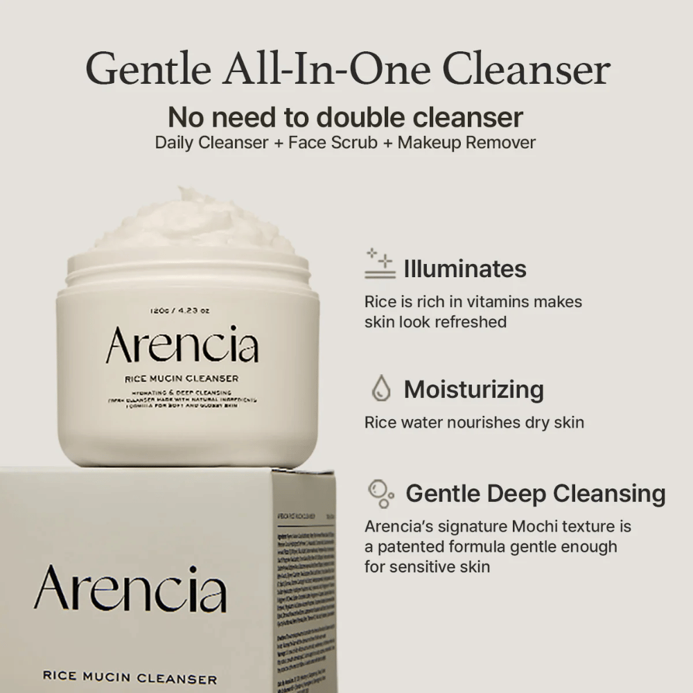 Arencia Rice Mucin Cleanser vises sammen med emballasje. Teksten fremhever tre Fordeler: glansgivende med risvitaminer, fuktighetsgivende med risvann og skånsom dyprengjøring med Mochi-tekstur – alt i ett produkt.