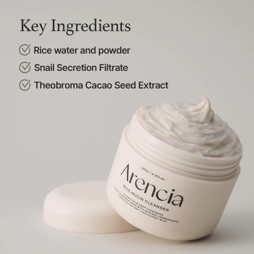 Krukke med Arencia Rice Mucin Cleanser, åpen og fylt med en kremet, hvit rengjøring. Teksten lister opp nøkkelingredienser: risvann og -pulver, sneglesekretfiltrat samt kakaofrøekstrakt.