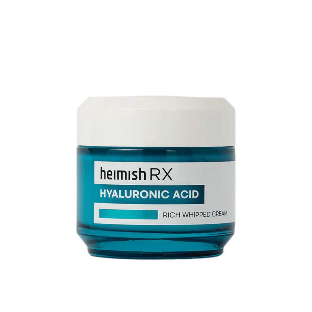 Heimish RX Hyaluronic Acid Rich Whipped Cream i en stilren blå glasskrukke med hvitt lokk. En næringsrik ansiktskrem med hyaluronsyre for intensiv fuktighet og myk, fyldig hud.