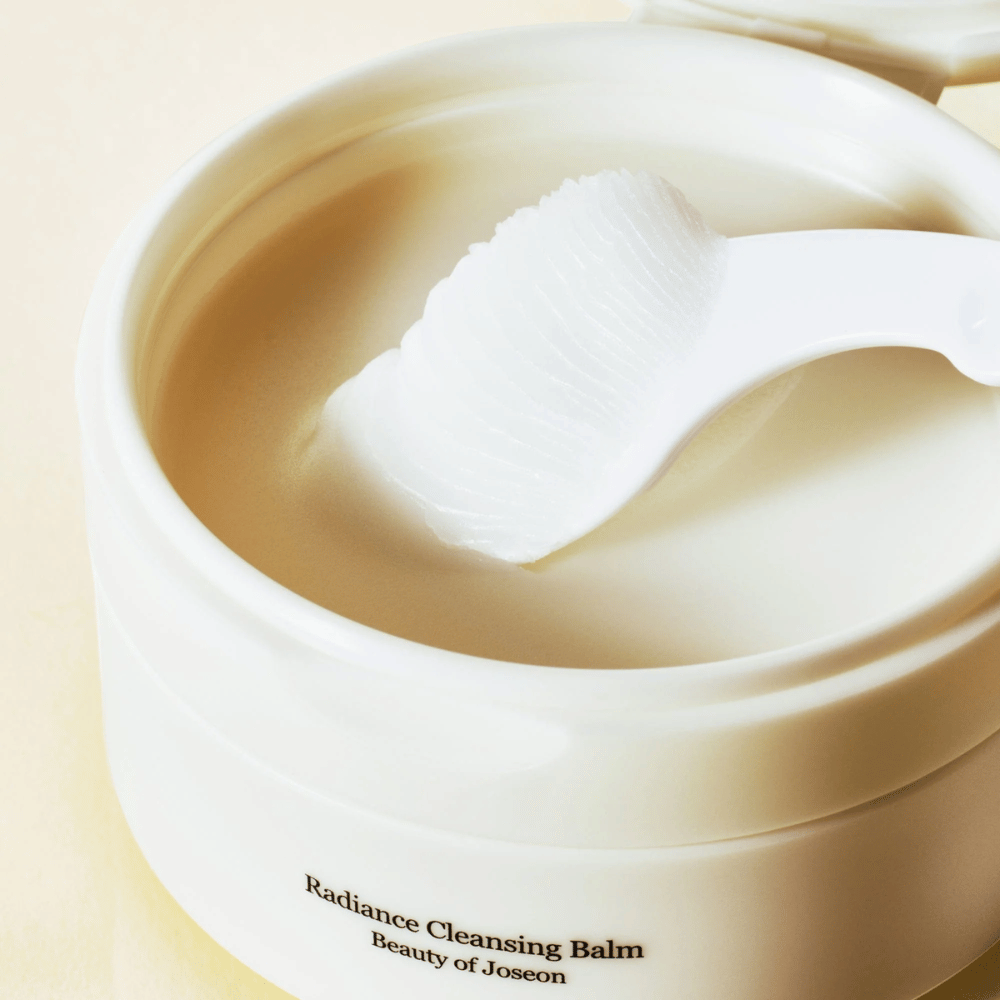 Nærbilde av Beauty of Joseon Radiance Cleansing Balm i krukke med spatelen – silkemyk balm som renser og fukter.