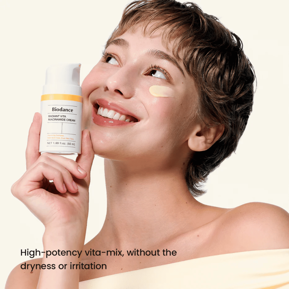 Modell med Biodance niacinamide cream påført for jevn hudtone og glød