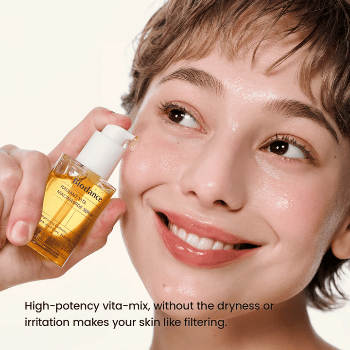 Modell med strålende hud etter bruk av Biodance Radiant Vita Niacinamide Serum for klarere og jevnere hud