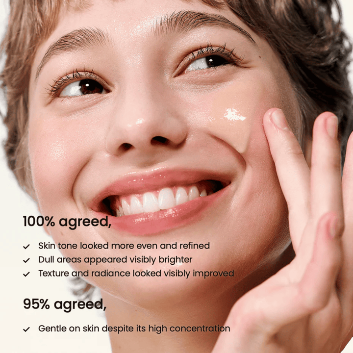 Kvinne påfører Biodance Radiant Vita Niacinamide Serum i ansiktet for jevn hudtone, økt glød og forbedret hudstruktur