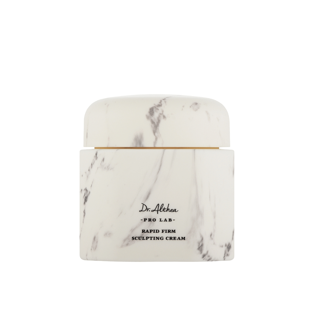 Dr. Althea Pro Lab Rapid Firm Sculpting Cream i en stilren marmorert boks. En luksuriøs ansiktskrem som strammer opp og fukter huden, med fokus på å gi løft og støtte for en ungdommelig glød.