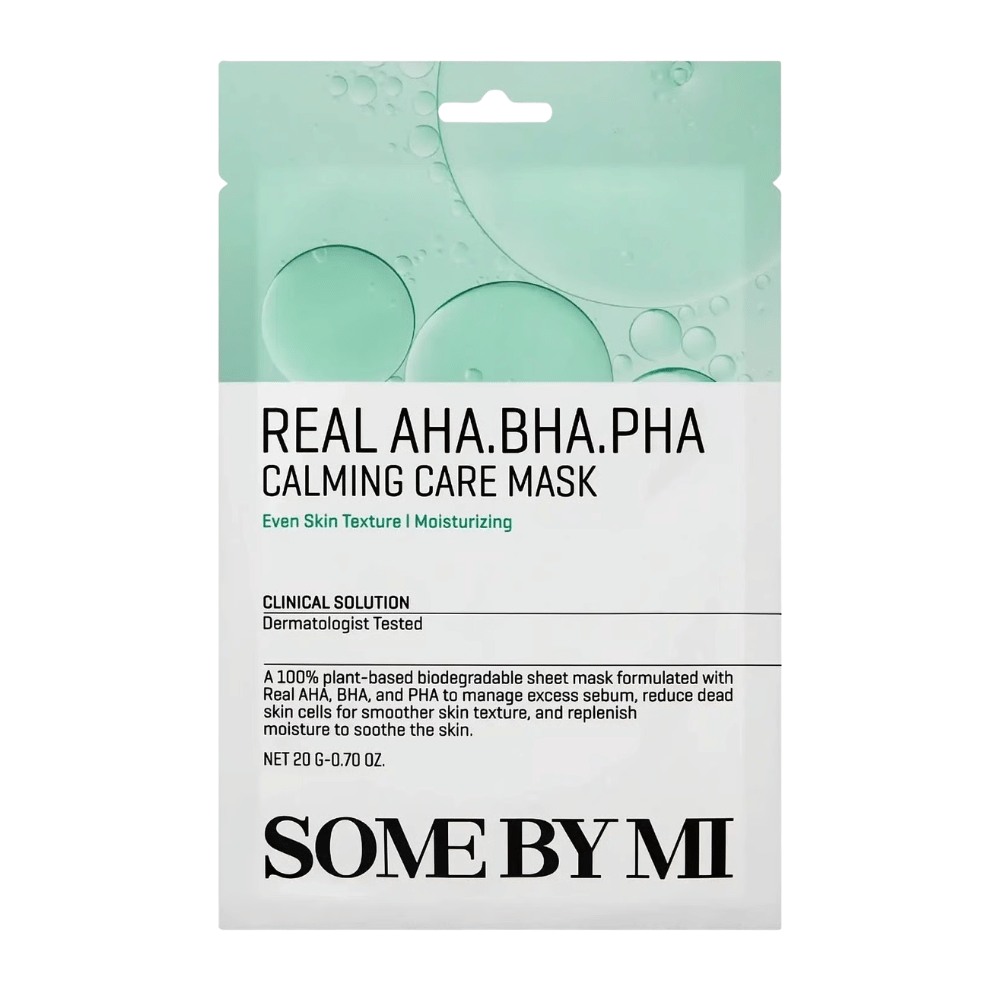 Rent produktbilde av SOME BY MI Real AHA.BHA.PHA Calming Care Mask mot hvit bakgrunn. Emballasjen viser produktets hovedingredienser AHA, BHA og PHA samt dets formål å eksfoliere huden, redusere overflødig talg og bidra til en mykere og mer fuktet hud. Designet har grønne toner som formidler friskhet og pleiende egenskaper.