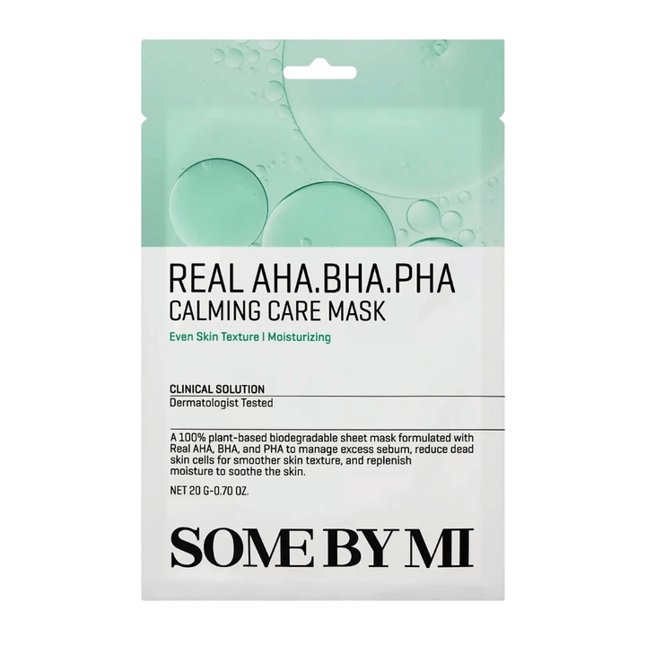 Rent produktbilde av SOME BY MI Real AHA.BHA.PHA Calming Care Mask mot hvit bakgrunn. Emballasjen viser produktets hovedingredienser AHA, BHA og PHA samt dets formål å eksfoliere huden, redusere overflødig talg og bidra til en mykere og mer fuktet hud. Designet har grønne toner som formidler friskhet og pleiende egenskaper.