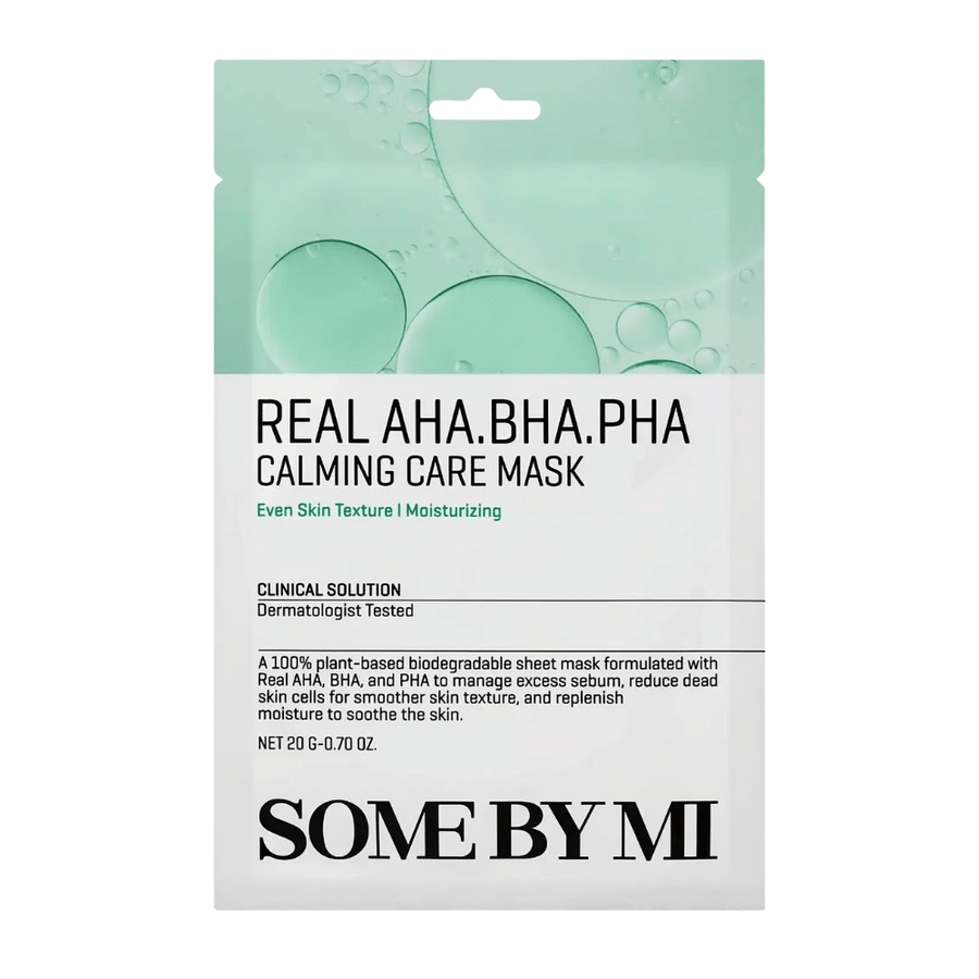Rent produktbilde av SOME BY MI Real AHA.BHA.PHA Calming Care Mask mot hvit bakgrunn. Emballasjen viser produktets hovedingredienser AHA, BHA og PHA samt dets formål å eksfoliere huden, redusere overflødig talg og bidra til en mykere og mer fuktet hud. Designet har grønne toner som formidler friskhet og pleiende egenskaper.