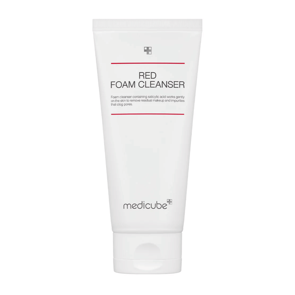 Produktbilde på Medicube Red Foam Cleanser i hvit tube med røde linjer og svart tekst, stående oppreist mot en hvit bakgrunn.