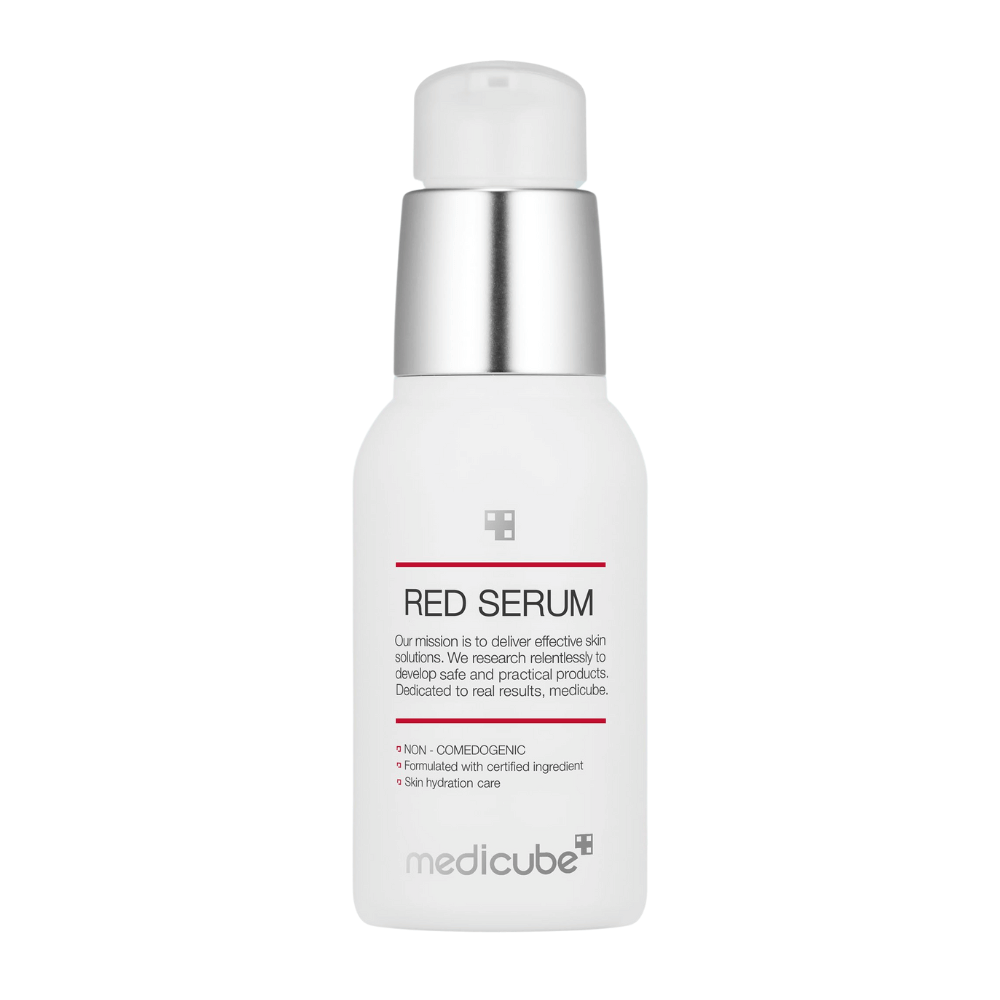 medicube Red Serum 2.0 – hvit pumpeflaske med sølvdetaljer, utviklet for å fukte huden og motvirke kviser uten å tette porene.