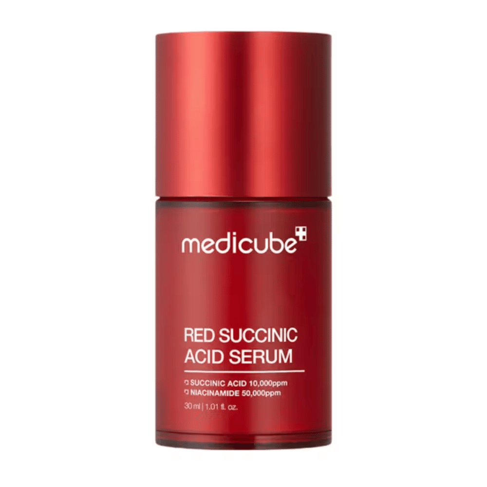 Medicube Red Succinic Acid Serum i elegant rød flaske med tekst som angir innhold av succinic acid 10,000ppm og niacinamide 50,000ppm, 30 ml. Designet for akneutsatt hud og pigmentpleie.