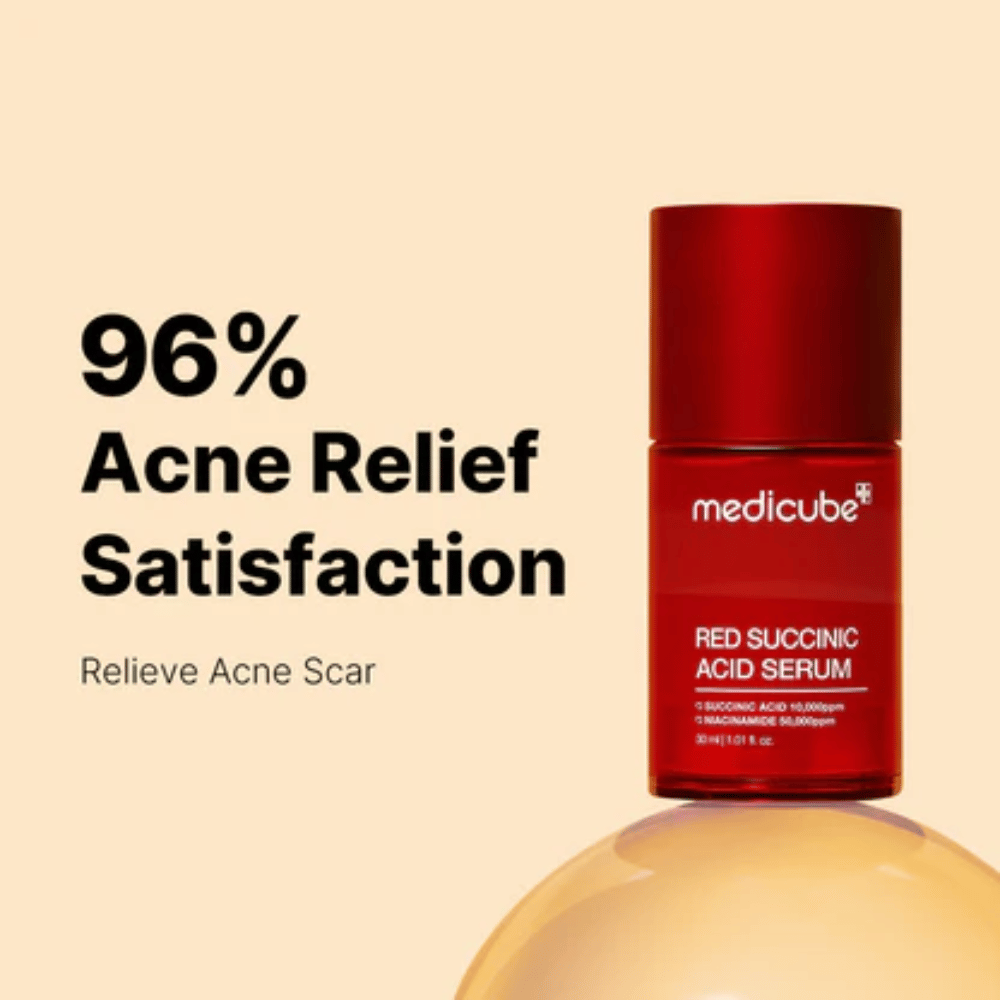 Medicube Red Succinic Acid Serum i rød pumpeflaske, vist mot beige bakgrunn med teksten “96% Acne Relief Satisfaction”. Produktet er utviklet for å redusere aknearr og berolige huden.