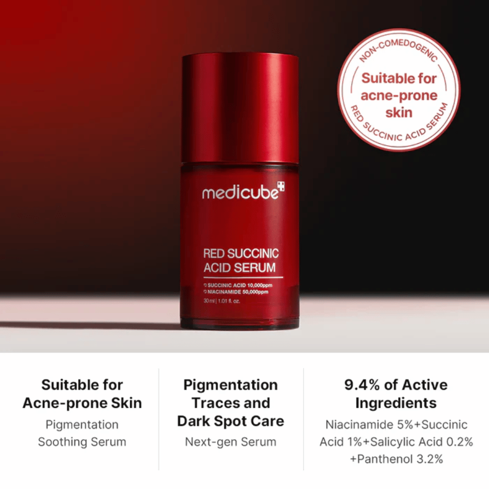 Medicube Red Succinic Acid Serum i en rød pumpeflaske, utviklet for akneutsatt hud. Inneholder 5 % niacinamid, 1 % succinic acid, 0,2 % salisylsyre og 3,2 % panthenol for å redusere pigmentflekker og berolige huden.