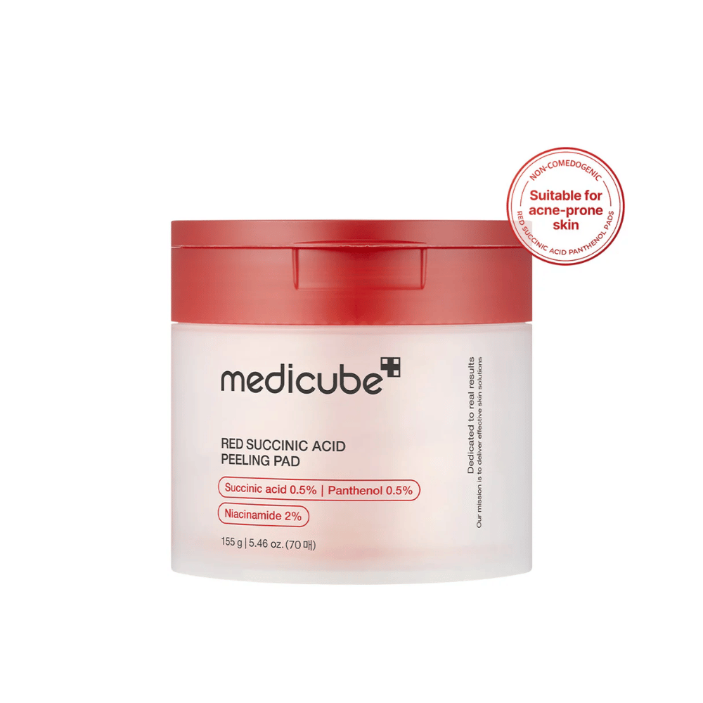 Medicube Red Succinic Acid Peeling Pad i en hvit boks med rød lokk, designet for akneutsatt hud. Inneholder succinsyre, panthenol og niacinamid for å forbedre hudens struktur og gi en skånsom eksfoliering. Ikke-komedogen formel.