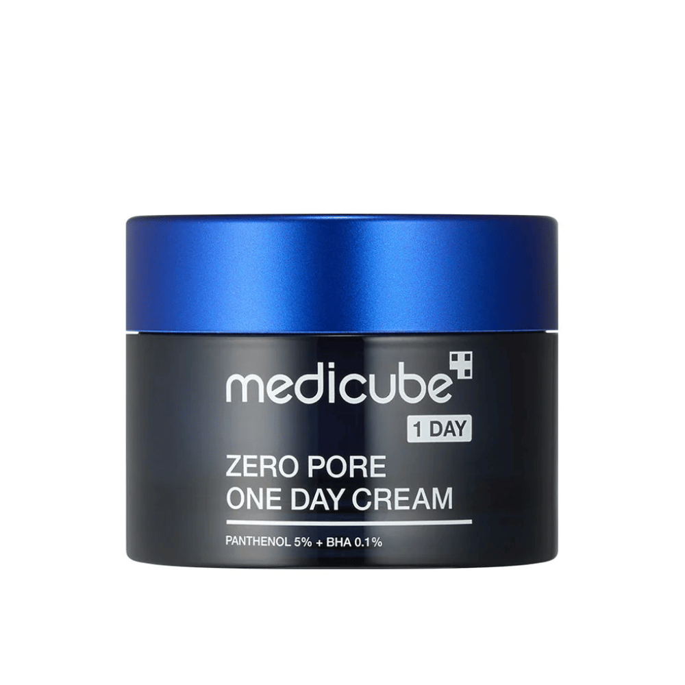 Medicube Zero Pore One Day Cream i en elegant svart boks med blått lokk. Inneholder 5 % panthenol og 0,1 % BHA for å redusere porestørrelse og forbedre hudens struktur. Perfekt for daglig bruk for en jevnere og klarere hud.