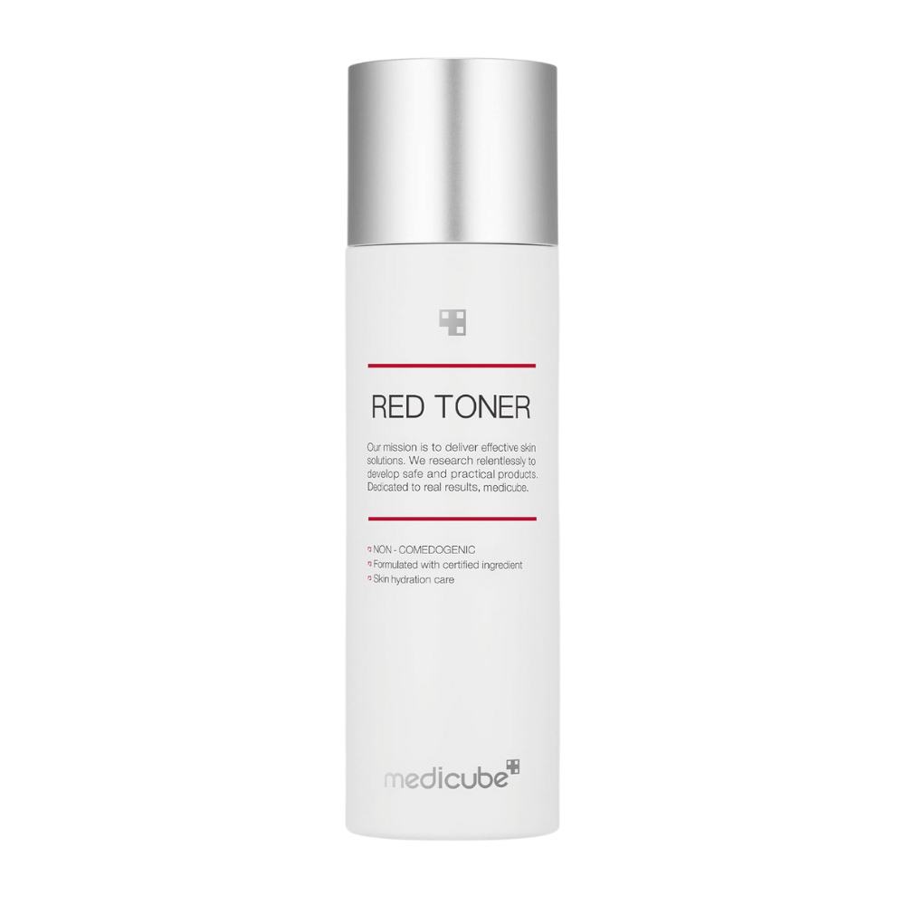 Produktbilde av medicube Red Toner – en hvit flaske med sølvfarget lokk og minimalistisk design, utviklet for akneutsatt hud.