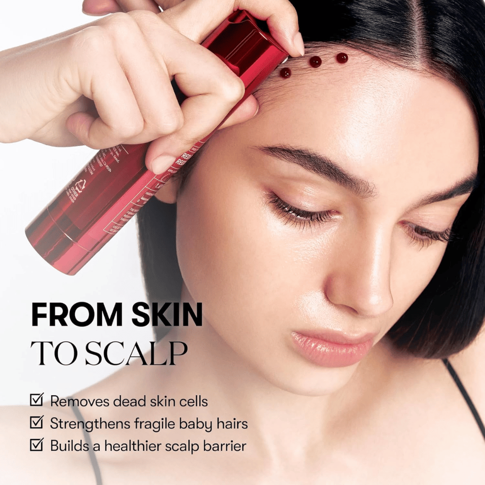 VT Cosmetics Red Booster Reedle Shot 100 påføres langs hårfestet og i hodebunnen for å eksfoliere døde hudceller, styrke babyhår og forbedre hodebunnens barriere.