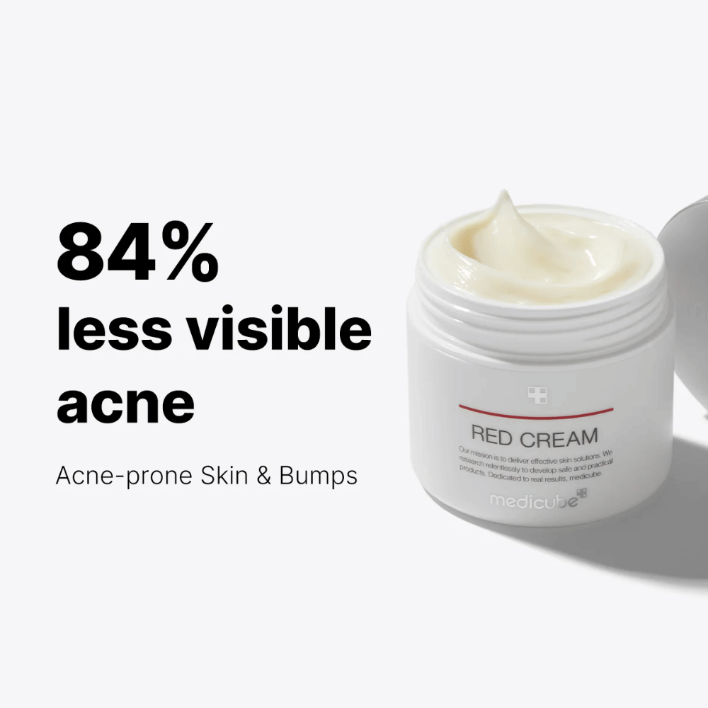 Åpen hvit boks med medicube Red Cream, en krem for akneutsatt hud – viser 84 % reduksjon av synlig akne ifølge tekst i bildet.