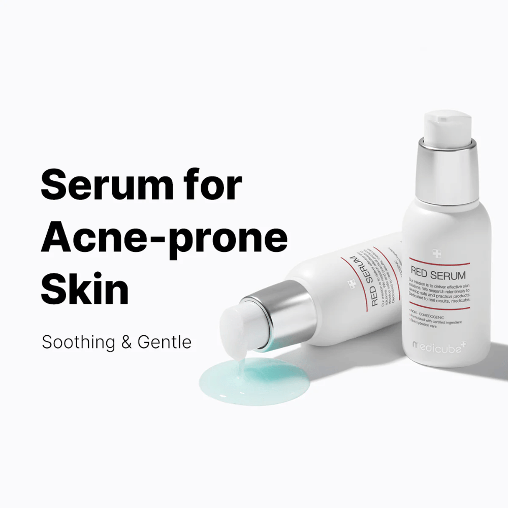 medicube Red Serum 2.0 – beroligende serum i hvit pumpeflaske med blåaktig formula, spesielt utviklet for akneutsatt hud.