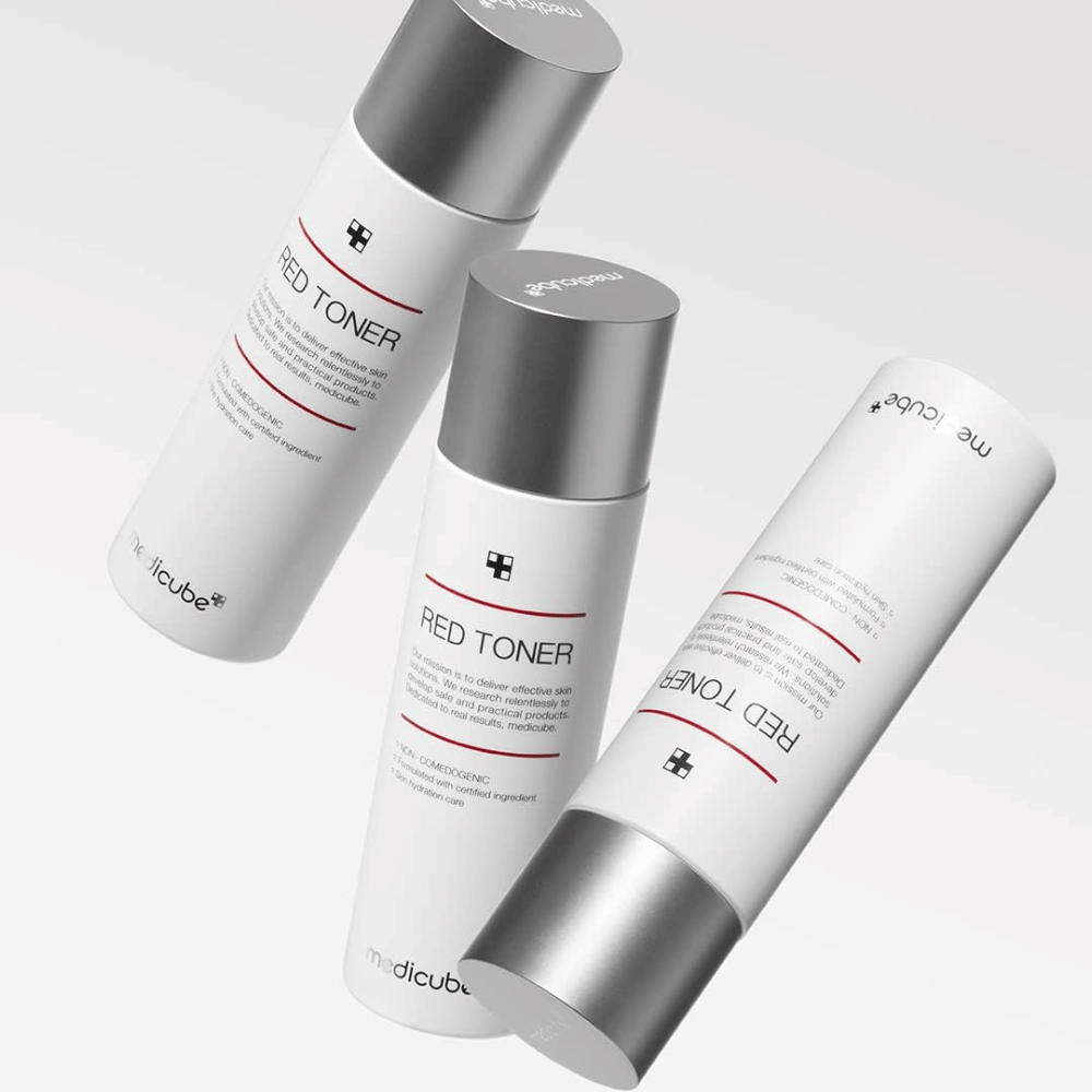 Tre flasker av medicube Red Toner med sølvfarget lokk – en fuktighetsgivende og porestrammende toner utviklet for sensitiv og akneutsatt hud.