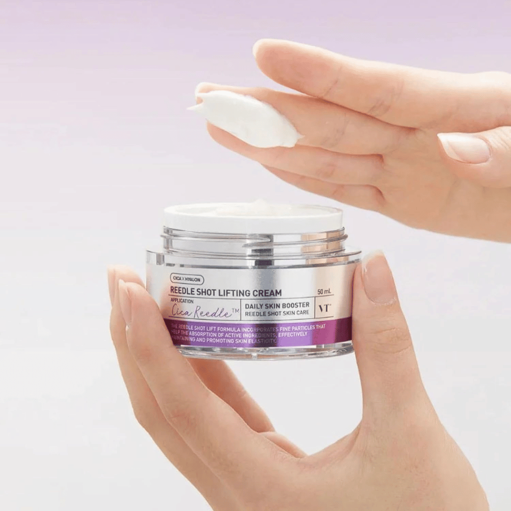 VT Cosmetics Reedle Shot Lifting Cream kremtekstur påføres huden for anti-aging-effekt, økt spenst og dyp fuktighet.