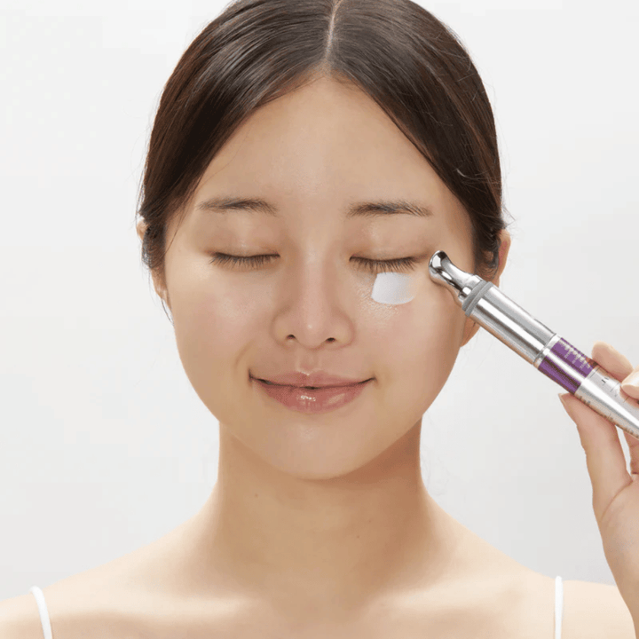 VT Cosmetics Reedle Shot Lifting Eye Cream påføres under øyet – oppstrammende Øyekrem mot fine linjer og mørke ringer