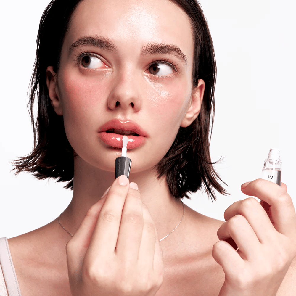 VT Cosmetics Reedle Shot Lip Plumper Beginner påføres på leppene for fyldigere følelse, jevnere leppeoverflate og glanset finish.