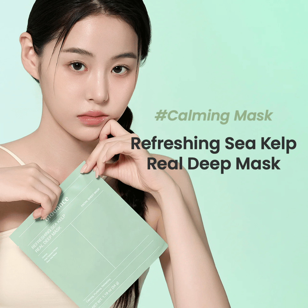 Kvinne med frisk hud holder en Refreshing Sea Kelp Real Deep Mask. En beroligende og fuktighetsgivende ansiktsmaske med tang for en strålende og balansert hud.