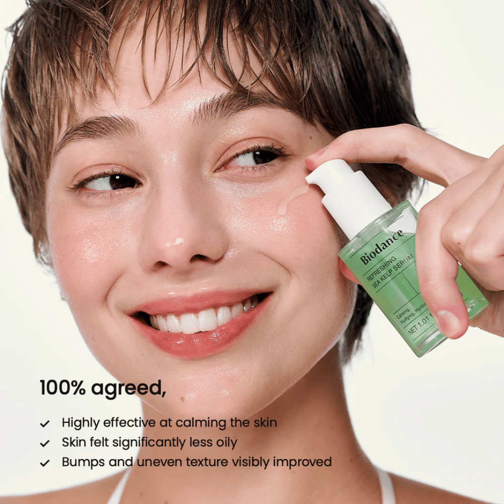 Modell påfører Biodance Sea Kelp Serum – balanserer talg og beroliger sensitiv hud.