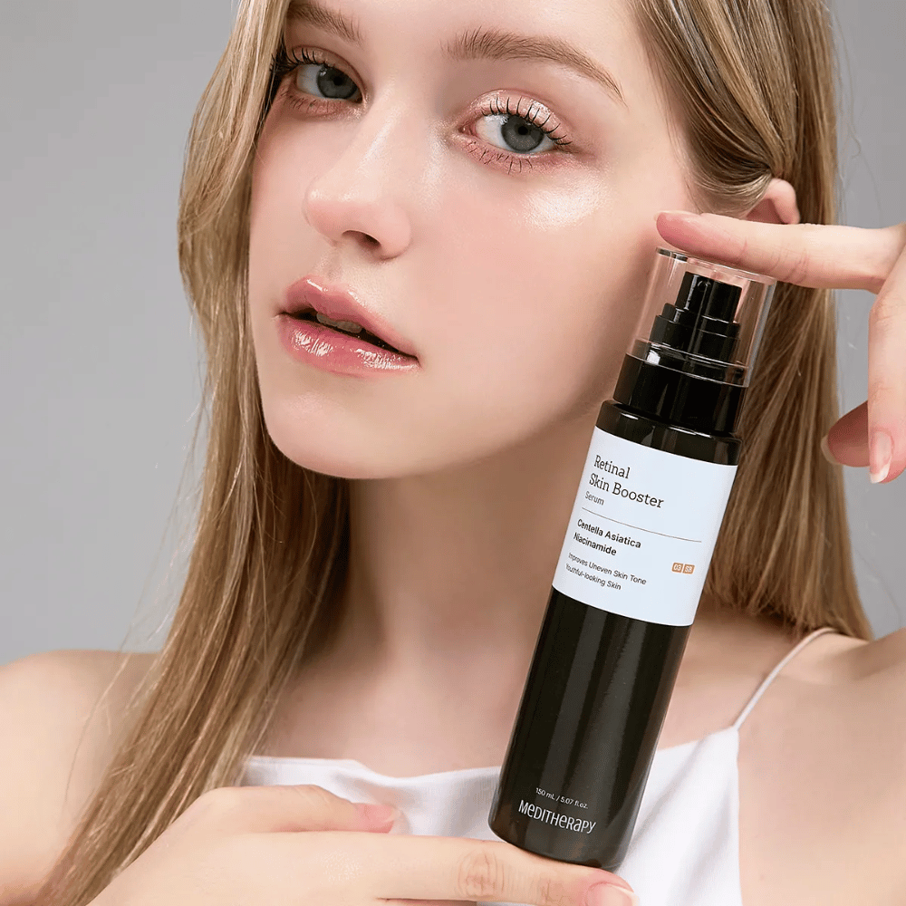 Person holder opp Meditherapy Retinal Skin Booster Serum. Huden ser jevn, fuktet og strålende ut – resultatet av retinal og niacinamid.