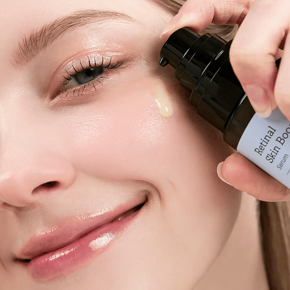 Person påfører Meditherapy Retinal Skin Booster Serum nær øyet. Serumet har en lett, gul tone og gir huden glød og fasthet.