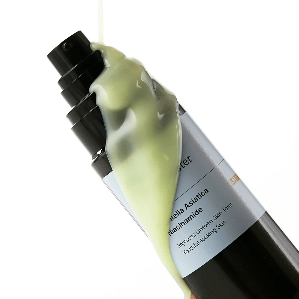 Nærbilde av Meditherapy Retinal Skin Booster Serum med gulgrønn formel som renner over flasken – en aktiv blanding av retinal, niacinamid og centella.