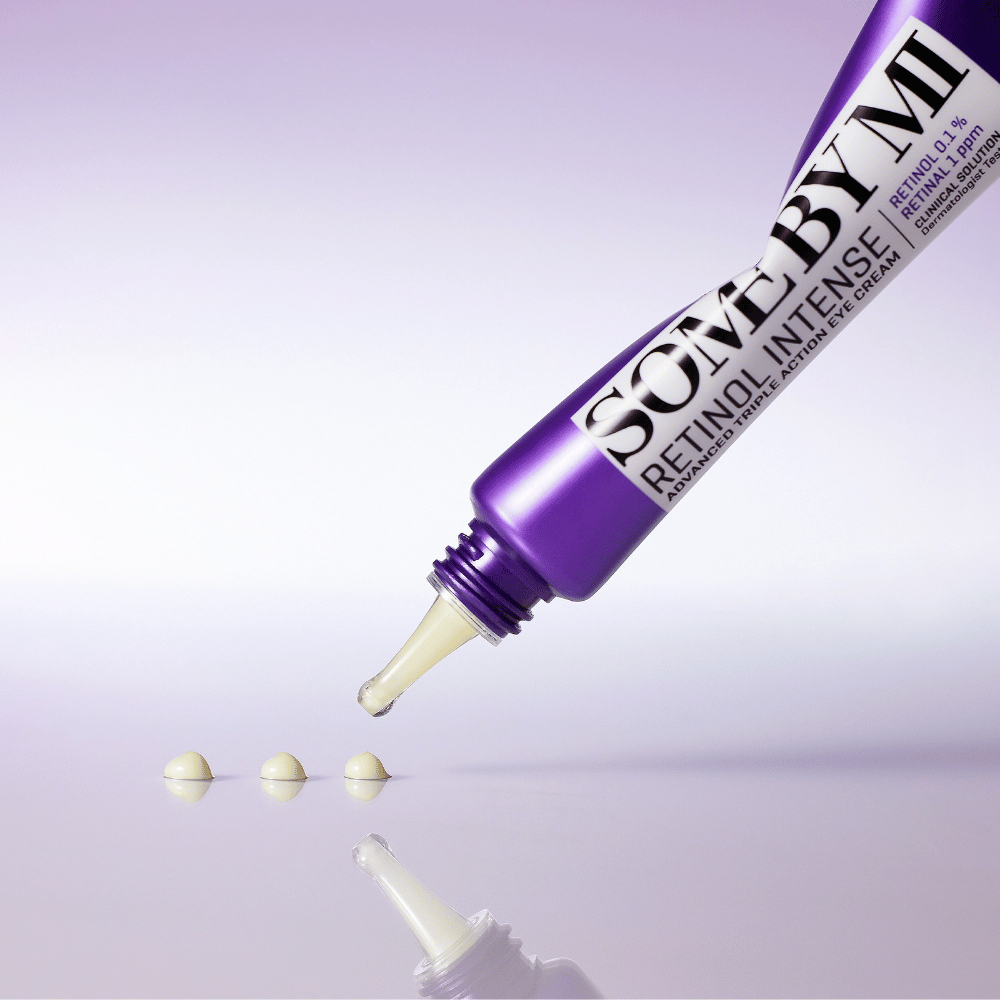 SOME BY MI Retinol Intense Eye Cream påføres fra lilla tube – anti-age Øyekrem med retinol mot fine linjer og trøtt hud.