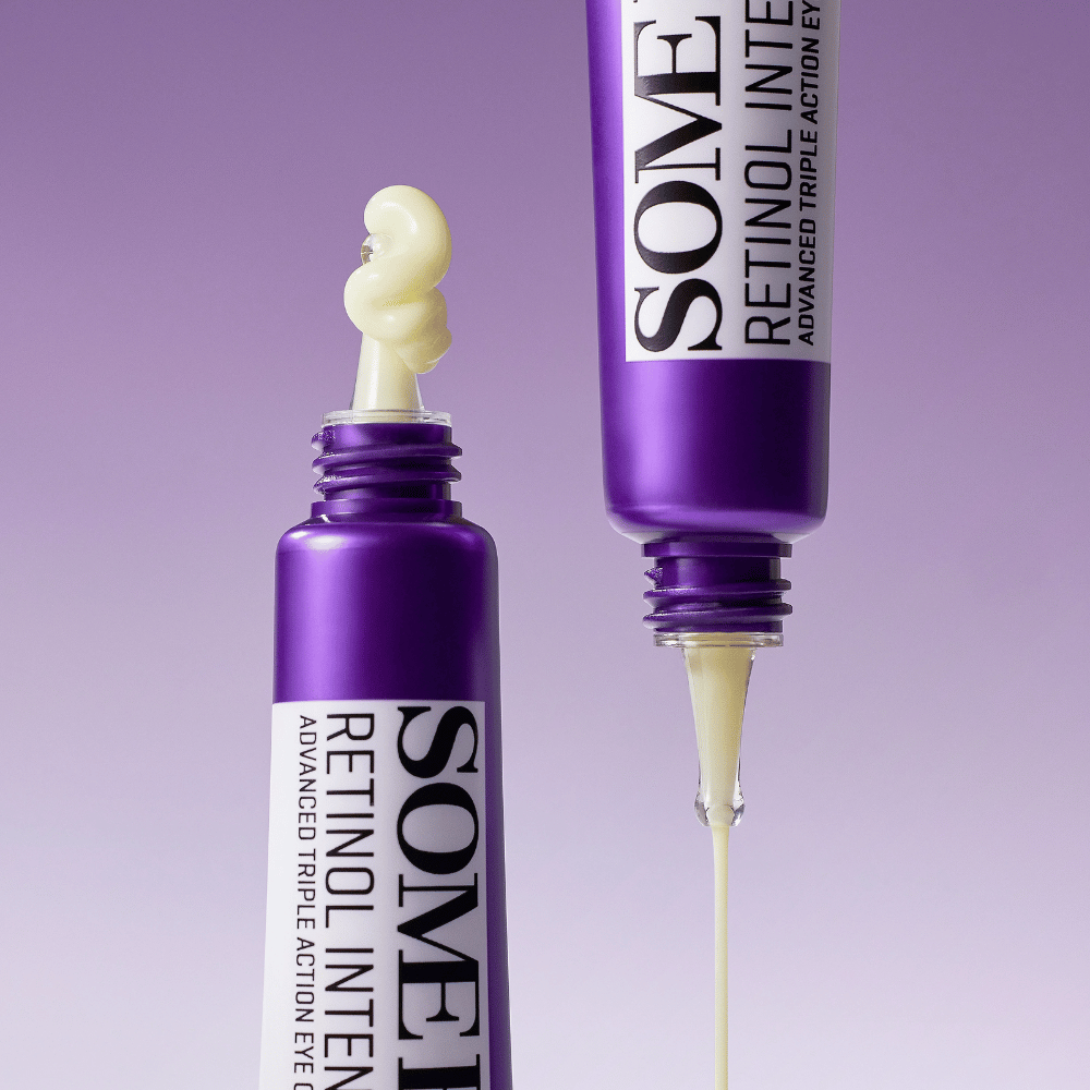 SOME BY MI Retinol Intense Advanced Triple Action Eye Cream med retinol – nærbilde av kremens konsistens i lilla tube for reduserte rynker og mørke ringer.