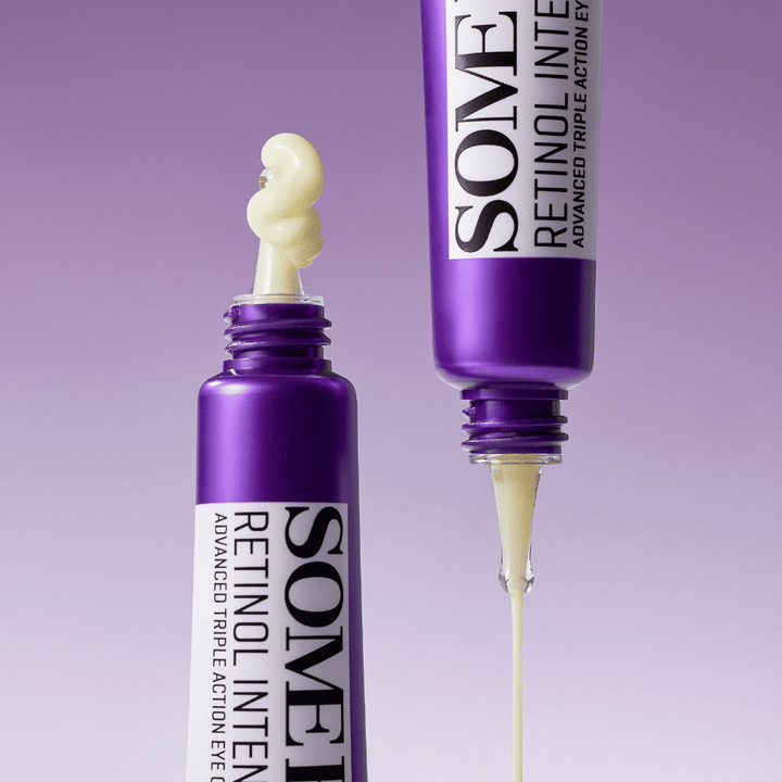 SOME BY MI Retinol Intense Advanced Triple Action Eye Cream med retinol – nærbilde av kremens konsistens i lilla tube for reduserte rynker og mørke ringer.