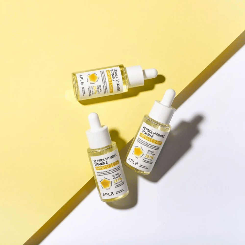 APLB Retinol Vitamin C Vitamin E Ampoule Serum på gul og hvit bakgrunn