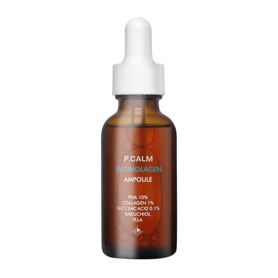 Frilagt produktbilde av P.CALM Retinolagen Ampoule på lys bakgrunn. Den brune glassflasken med pipette og minimalistisk design gir et klinisk og profesjonelt inntrykk.