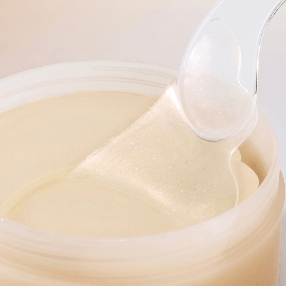 Spatel løfter Beauty of Joseon under eye patch fra krukke, hydrogel-lapper med ginseng og retinal for anti-aldring og øyepleie.