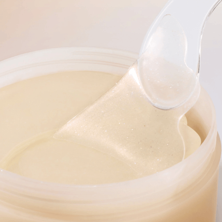 Spatel løfter Beauty of Joseon under eye patch fra krukke, hydrogel-lapper med ginseng og retinal for anti-aldring og øyepleie.