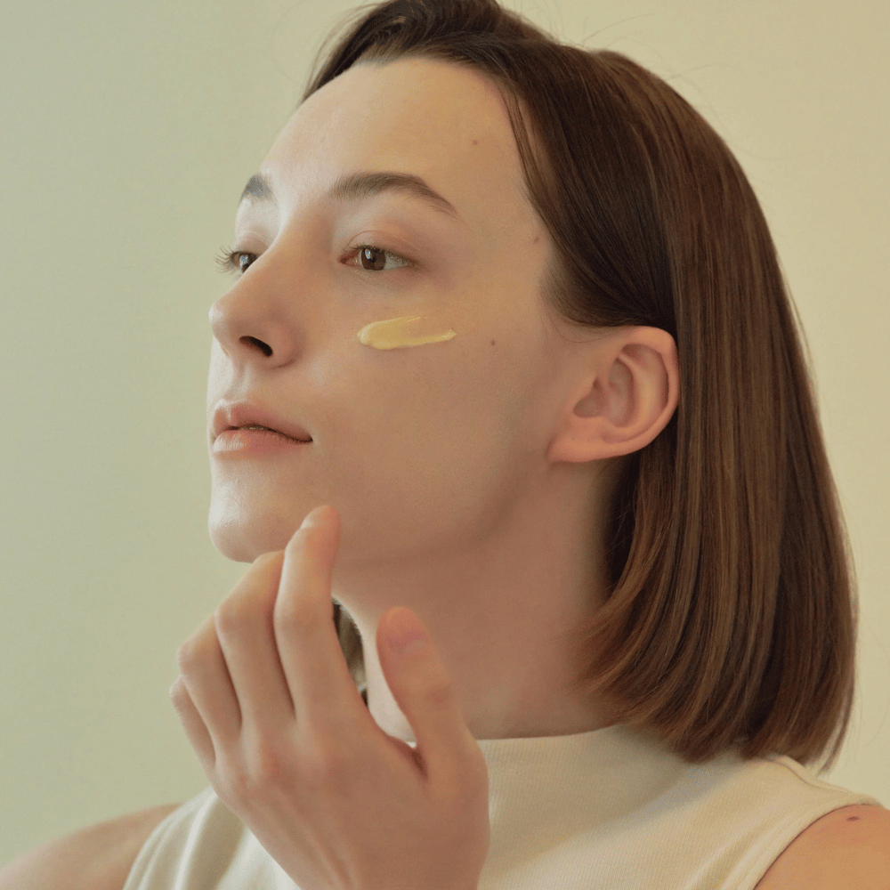 bildet av modell som påfører Beauty of Joseon Revive Eye Serum under øyet – anti-age serum med ginseng og retinal.