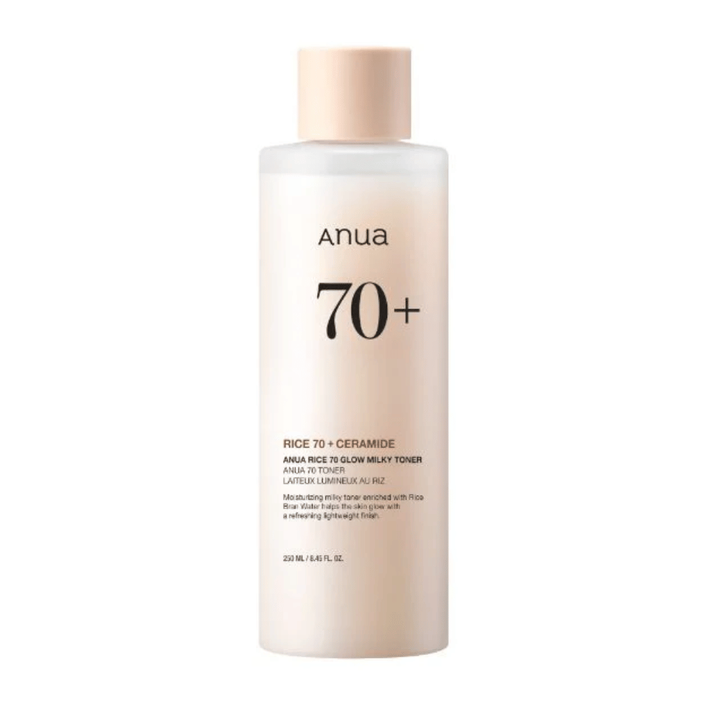 En flaske "Anua 70+ Rice Ceramide Milky Toner". Denne toneren er formulert for å lysne og gi glans til huden, beriket med risvann og ceramider. Emballasjen er enkel og elegant med en myk beige tone og en diskret etikett.