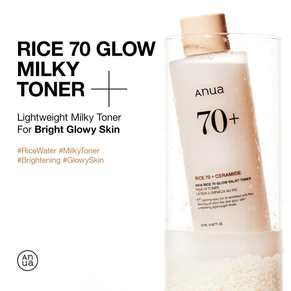 En flaske "Anua Rice 70 Glow Milky Toner". Det er en lett melkeaktig toner designet for å gi en lys og strålende hud. Produktet er beriket med risvann og ceramider, som fremheves på flaskens etikett. Denne toneren er ideell for å oppnå en glødende hud med en frisk, lett følelse.