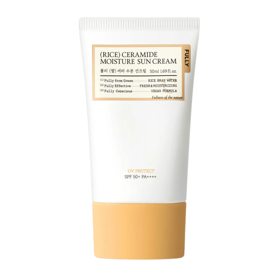 Frilagt produktbilde av FULLY Rice Ceramide Moisture Sun Cream med minimalistisk og elegant design i hvite og beige toner. Emballasjen gir et rent, mykgjørende og hudvennlig inntrykk med SPF 50+ PA++++ beskyttelse.