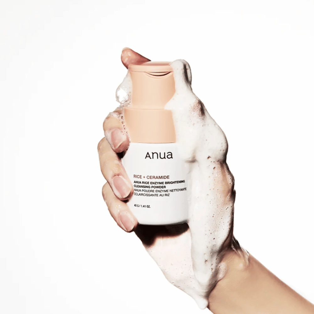 Anua Rice Enzyme Brightening Cleansing Powder er et rengjøringsprodukt som inneholder ris og ceramider. Den er designet for å gi en mild eksfoliering og glød til huden. Produktet løser opp smuss og døde hudceller for å etterlate huden ren og frisk. Ideell for daglig bruk, hjelper den til å forbedre hudens tekstur og gi en jevnere tone.