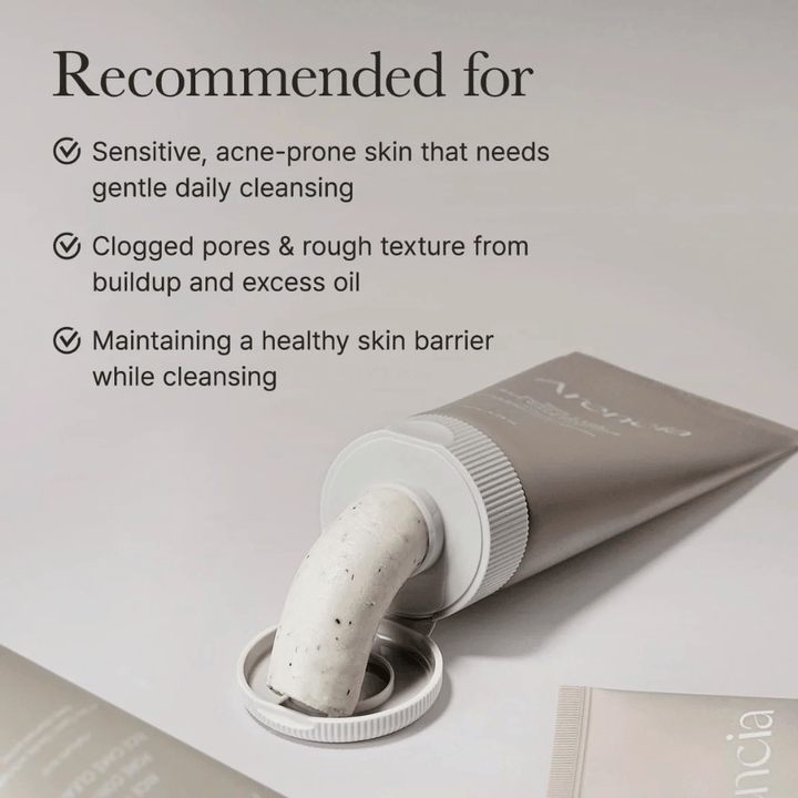 Arencia Rice + LHA Pore Control Rice Cake Cleanser i tube med produkt presset ut, viser kremet konsistens tilpasset for sensitiv og akneutsatt hud.