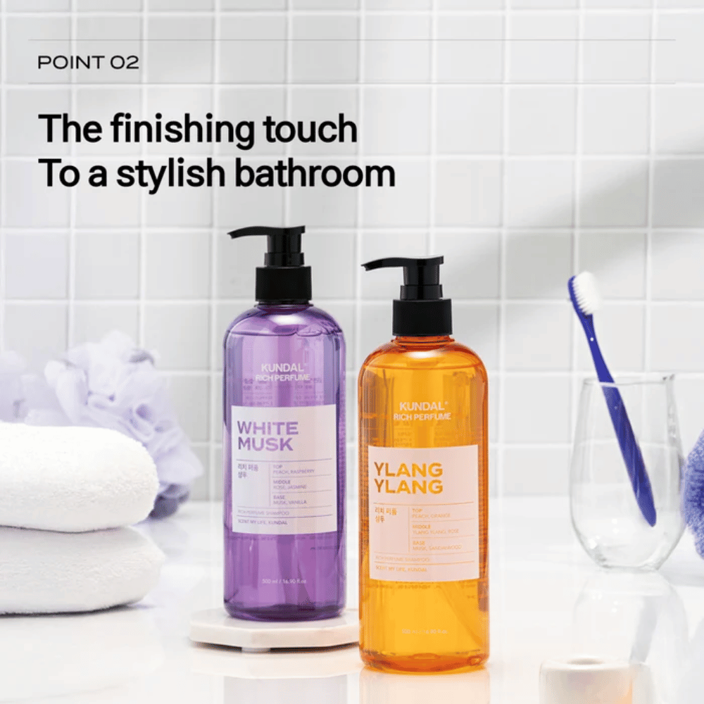 5. KUNDAL Rich Perfume Shampoo White Musk & Ylang Ylang – to parfymerte sjampoer i et stilrent baderomsmiljø