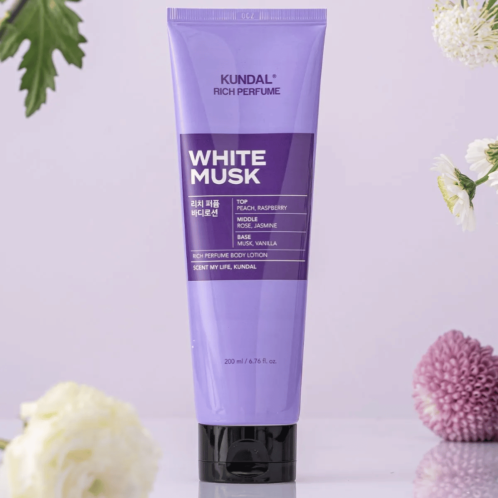 1. KUNDAL Rich Perfume Body Lotion White Musk 200 ml – parfymert body lotion med blomster i bakgrunnen