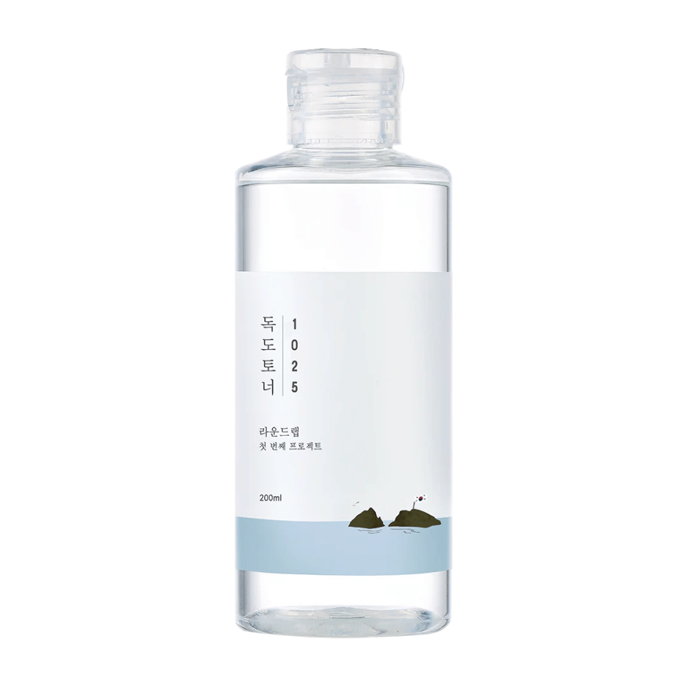 En åpen flaske Round Lab 1025 Dokdo Toner med enkel design og havtema, på hvit bakgrunn.