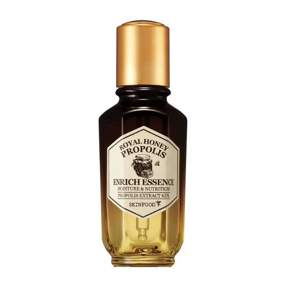 Bilde av en glassflaske med mørk væske og gullfarget lokk. På flaskens etikett står det "Royal Honey Propolis Enrich Essence" etterfulgt av "Moisture & Nutrition" og "Propolis Extract 63%". Merket "Skinfood" vises også nederst på etiketten.
