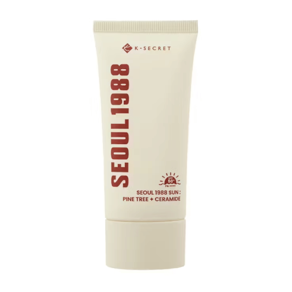 SEOUL 1988 Sun Cream kombinerer kraften i furubark og ceramider for å beskytte huden mot solen (SPF50+ PA++++) samtidig som den fukter og styrker hudbarrieren.
