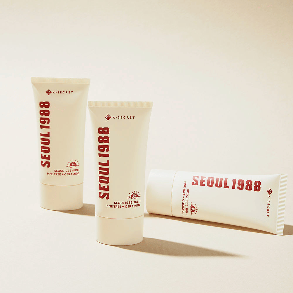 SEOUL 1988 Sun Pine Tree + Ceramide er en solkrem som beskytter mot UV-stråling samtidig som den styrker hudbarrieren med ceramider og ekstrakt fra furu.